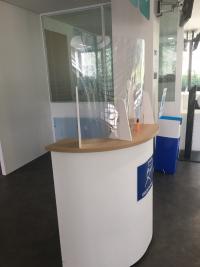 ECRAN DE PROTECTION EN PLEXIGLAS POUR BANQUE D'ACCUEIL SEMI-CIRCULAIRE.